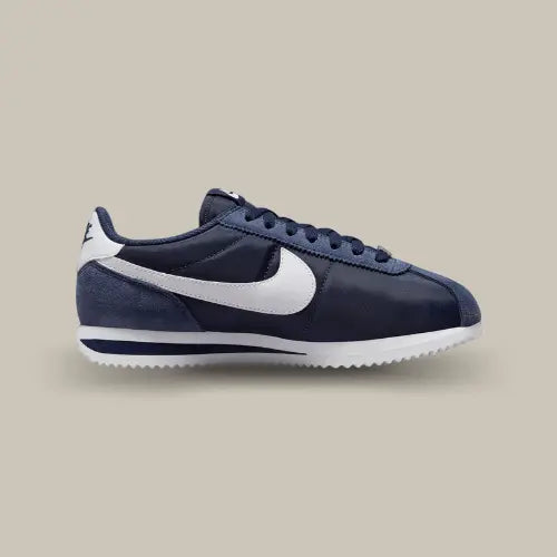 La Nike Cortez Nylon Midnight Navy White vue de côté avec son coloris bleu marine et son swoosh blanc.