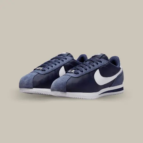 La Nike Cortez Nylon Midnight Navy White possède une base en nylon bleu marine avec des empiècements ton sur ton en daim au niveau du mudguard, des œillets et du talon. On retrouve le swoosh en cuir blanc accordé au heel tab et à la semelle pour un contraste très marine.