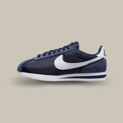 La Nike Cortez Nylon Midnight Navy White vue de côté avec son coloris bleu marine et son swoosh blanc.