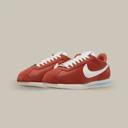 La Nike Cortez Picante Red possède une base en cuir rouge vif avec des touches de daim ton-sur-ton. On retrouve un swoosh blanc acoordé au hell tab et à la semelle dentelée donnant le côté rétro à la paire. La midsole possède une nuance de bleu clair pour contraster l'ensemble et adoucir la paire. Pour un meilleur confort, la pointe a été élargie par rapport à la Cortez originale.