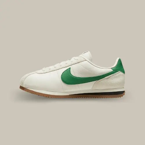 La Nike Cortez Sail Aloe Vera vue de côté avec son coloris blanc cassé et son swoosh vert accordé au heel tab.