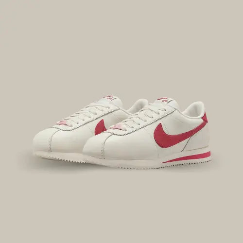 La Nike Cortez SE Valentine's Day (2024) possède une base en cuir blanc avec un swoosh rose foncé ccordé au heel tab et à la midsole. La semelle dentelée vient donner le côté rétro de l'une des paire de basket tendance de cette été 2024.