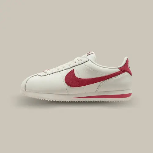 La Nike Cortez SE Valentine's Day (2024) vue de côté avec son cuir blanc, son swoosh rose foncé accordé au heel tab et à la midsole.