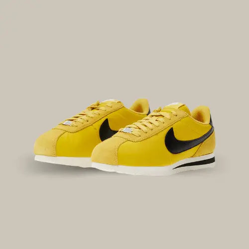 La Nike Cortez Vivid Sulfur possède une base en nylon jaune avec un mudguard en suède accordée aux œillets et au talon. On retrouve un swoosh en cuir noir de même couleur que le heel tab et la midsole.