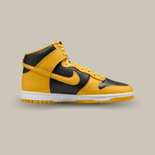 La Nike Dunk High Wu-Tang (2024) vue de profil intérieur. Disponible sur Offsneakz.