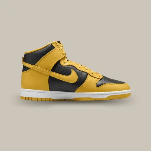 La Nike Dunk High Wu-Tang (2024) vue de côté avec sa base en cuir noir et ses empiècements de couleur jaune. 