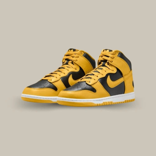 La Nike Dunk High Wu-Tang (2024) vue de trois quart. Disponible sur Offsneakz.