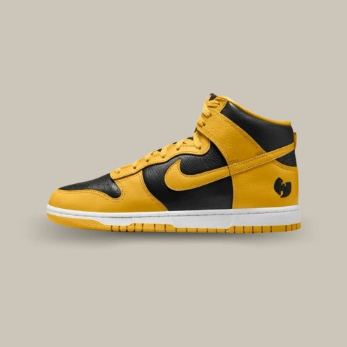 La Nike Dunk High Wu-Tang (2024) vue de profil extérieur. Disponible sur Offsneakz.