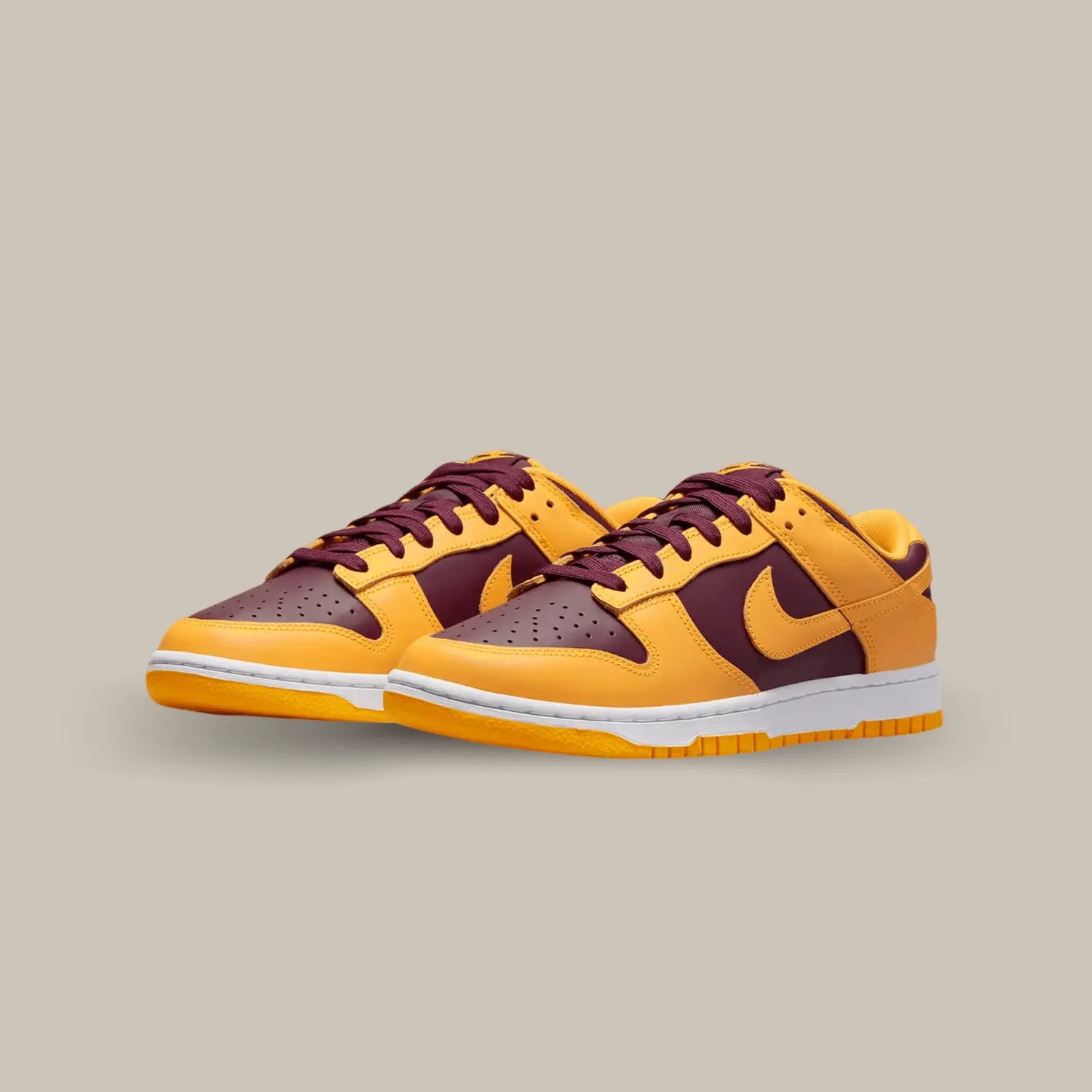 La Nike Dunk Low Arizona State propose une base en cuir bordeaux accompagnée de cuir jaune qui rappelle les équipes sportives de l’université d’Arizona State.