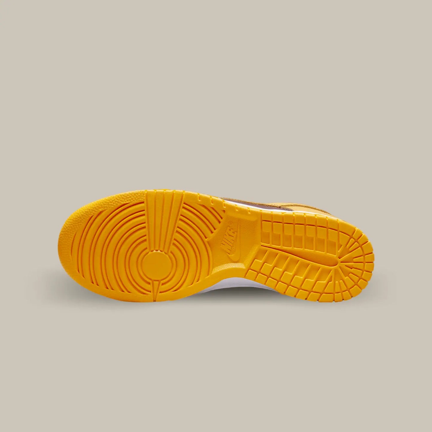 La semelle de la Nike Dunk Low Arizona State de couleur jaune.