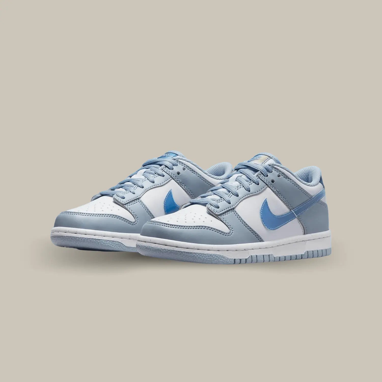 Cette Nike Dunk Low Hologram présente une base en cuir synthétique blanc, accompagnée de superpositions en cuir synthétique bleu clair.