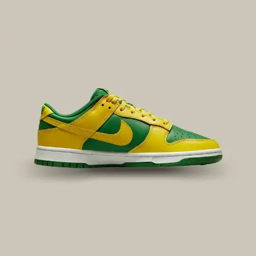Nike Dunk Low Brazil vue latérale intérieure avec Swoosh jaune sur Offsneakz