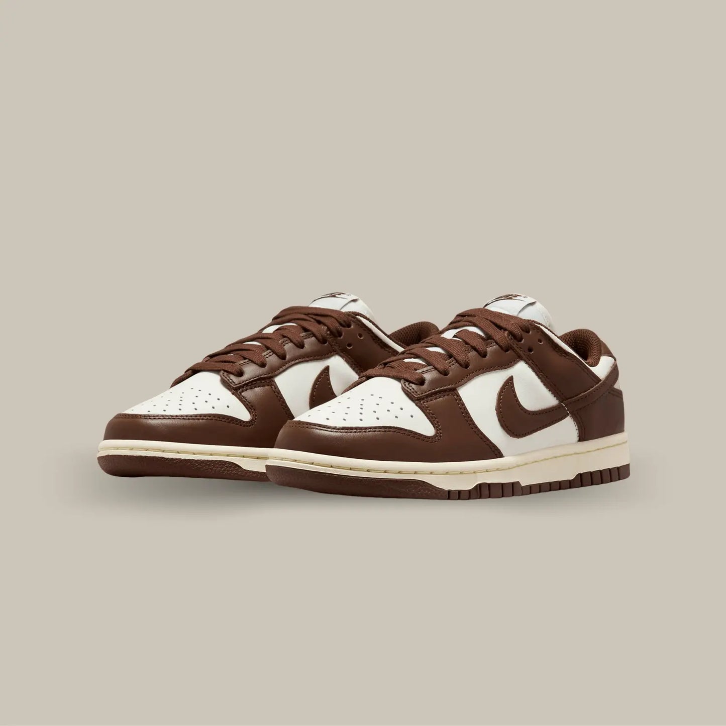 La Nike Dunk Low Cacao Now possède une base en cuir blanc avec des superpositions marron. On retrouve des lacets marrons assortis au célèbre swoosh de la marque de Portland.