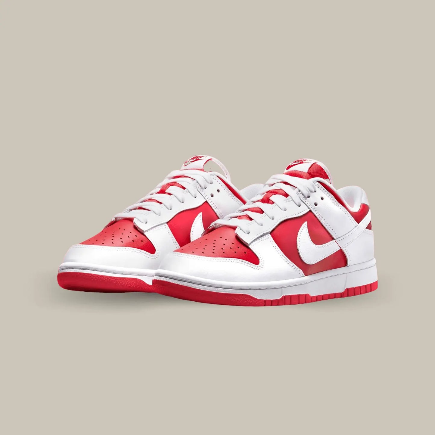 La Nike Dunk Low Championship Red présente une base en cuir rouge vif, sublimée par des superpositions en cuir blanc.