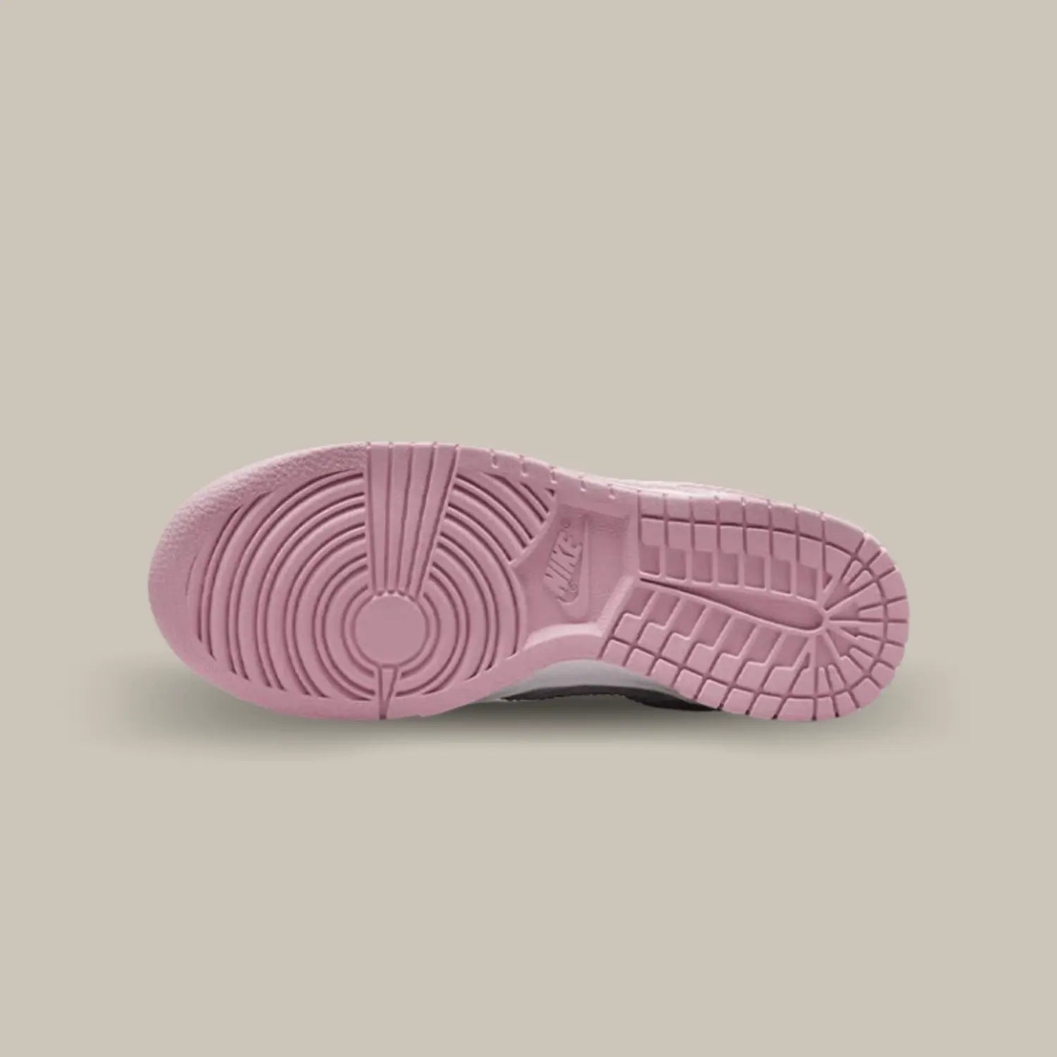 La semelle de la Nike Dunk Low Corduroy Pink de couleur rose.