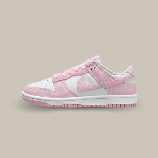 La Nike Dunk Low Corduroy Pink de coté avc sa sa base blanche et ses empiècements en corduroy rose.