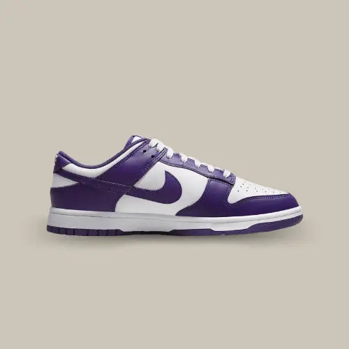 La Nike Dunk Low Court Purple (2022) vue de côté avec son coloris blanc et violet.