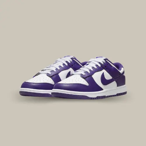 La Nike Dunk Low Court Purple (2022) possède une base en cuir blanc avec des empiècements violets. On retrouve le célèbre "Court Purple" sur le swoosh ainsi que sur la semelle extérieure.