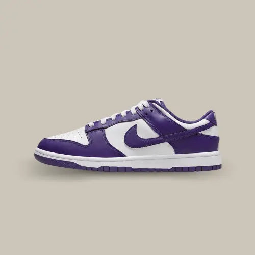 La Nike Dunk Low Court Purple (2022) vue de côté avec son coloris blanc et violet.