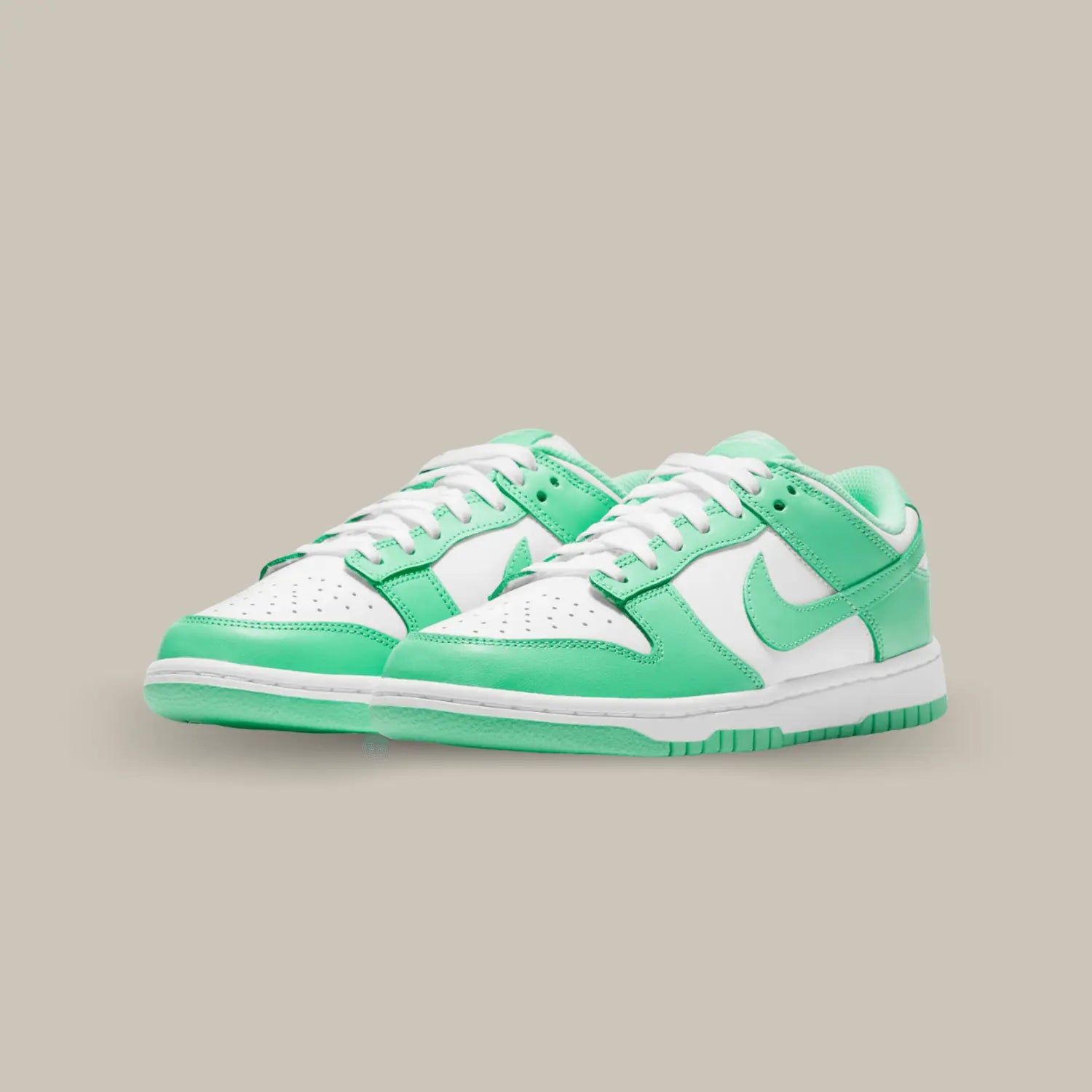 La Nike Dunk Low Green Glow possède une base en cuir blanc avec des empiècements en cuir vert menthe. On retrouve un swoosh de la même couleur pour trouver un équilibre entre le vert et le blanc.
