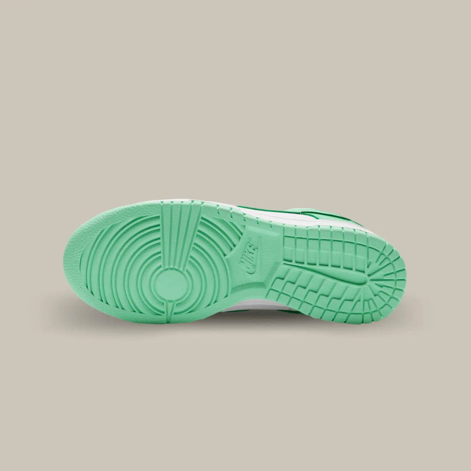 La semelle de la Nike Dunk Low Green Glow de couleur vert menthe.