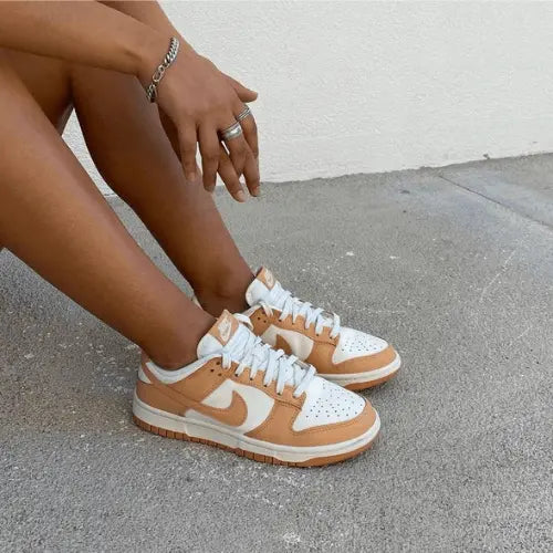 La Nike Dunk Low Harvest Moon portée par un modèle.