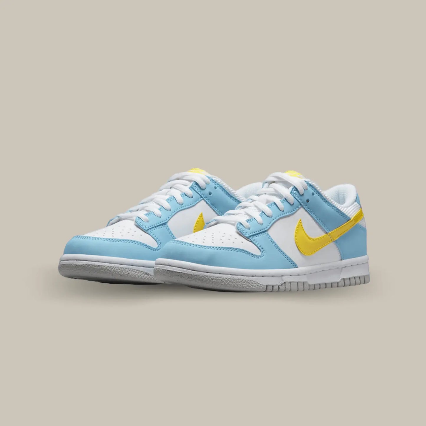 Parfaitement de saison grâce à ses couleurs estivales, cette nouvelle Nike Dunk Low Homer Simpson ravira les fans de la sérié télévisée d’animation américaine. On retrouve cette paire dans la gamme éco-responsable de Nike.