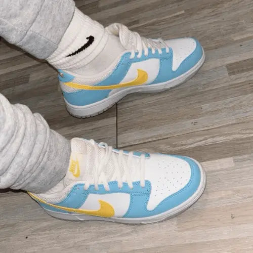 La Nike Dunk Low Homer Simpson portée avec un jogging gris.