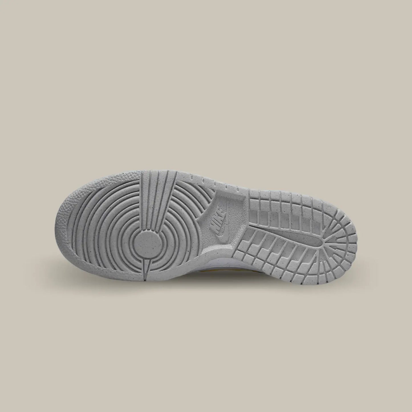 La semelle de la Nike Dunk Low Homer Simpson de couleur grise.