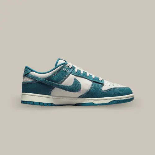 La Nike Dunk Low Industrial Blue Sashiko de coté avec sa base blanche et ses empiècement en denim "blue jean".