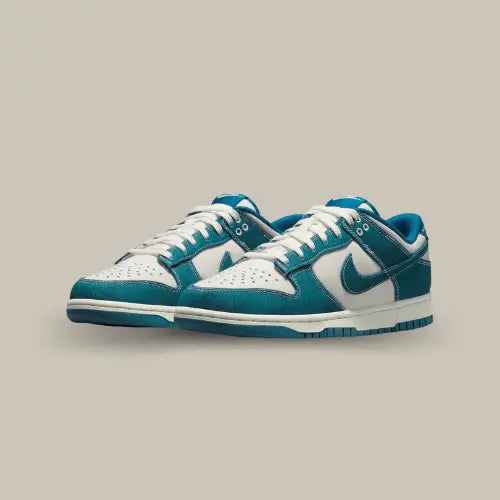 La Nike Dunk Low Industrial Blue Sashiko possède une base en toile blanche avec des empiècements en denim "blue jean". Les lacets blancs s'accordent parfaitement à la languette et à la midsole.
