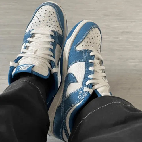 La Nike Dunk Low Industrial Blue Sashiko portée avec un pantalon noir.