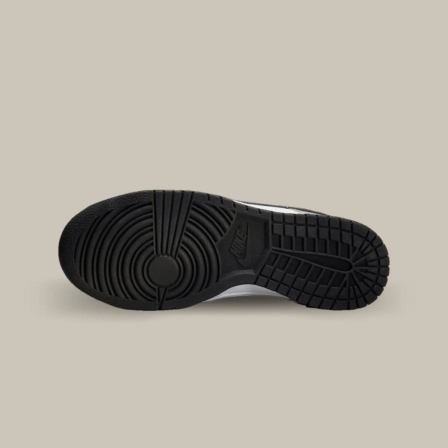 La semelle de la Nike Dunk Low Light Iron Ore Black de couleur noir.