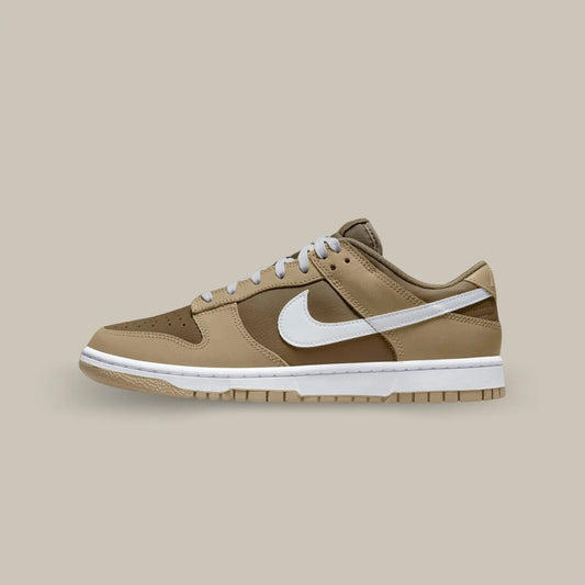 La Nike Dunk Low Judge Grey de coté qui se dévoile à travers des nuances de marron, mises en avant par un Swoosh, des lacets et une midsole blanc.