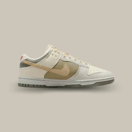 La Nike Dunk Low Light Bone Dark Stucco vue de côté avec son coloris beige, blanc cassé, coconut milk et taupe.