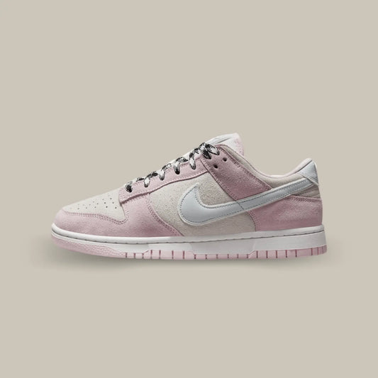 La Nike Dunk Low LX Pink Foam de coté avec son empeigne daim partagée entre le beige et rose et avec un swoosh en cuir gris.