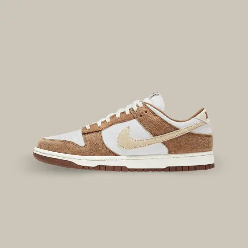 La Nike Dunk Low Medium Curry vue de côté avec son cuir blanc cassé et ses empiècements en daim marron.