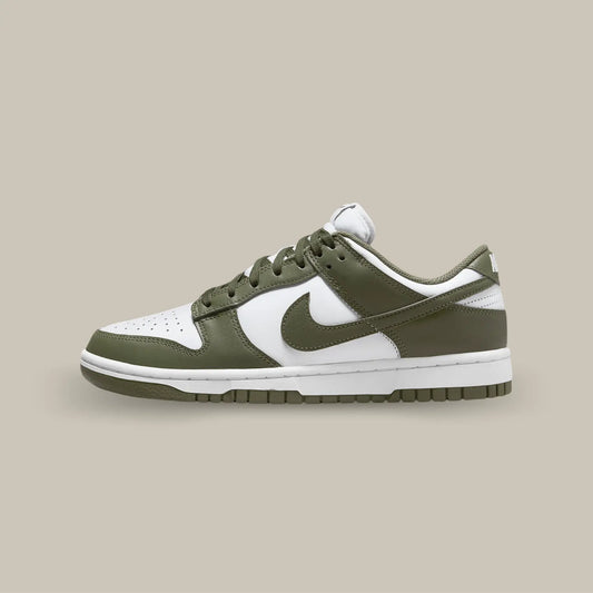 La Nike Dunk Low Medium Olive vue de coté avec sa couleur blanche et vert olive.