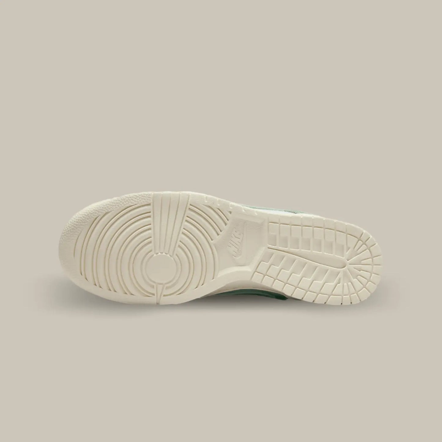 La semelle de la Nike Dunk Low Mica Green de couleur blanche.