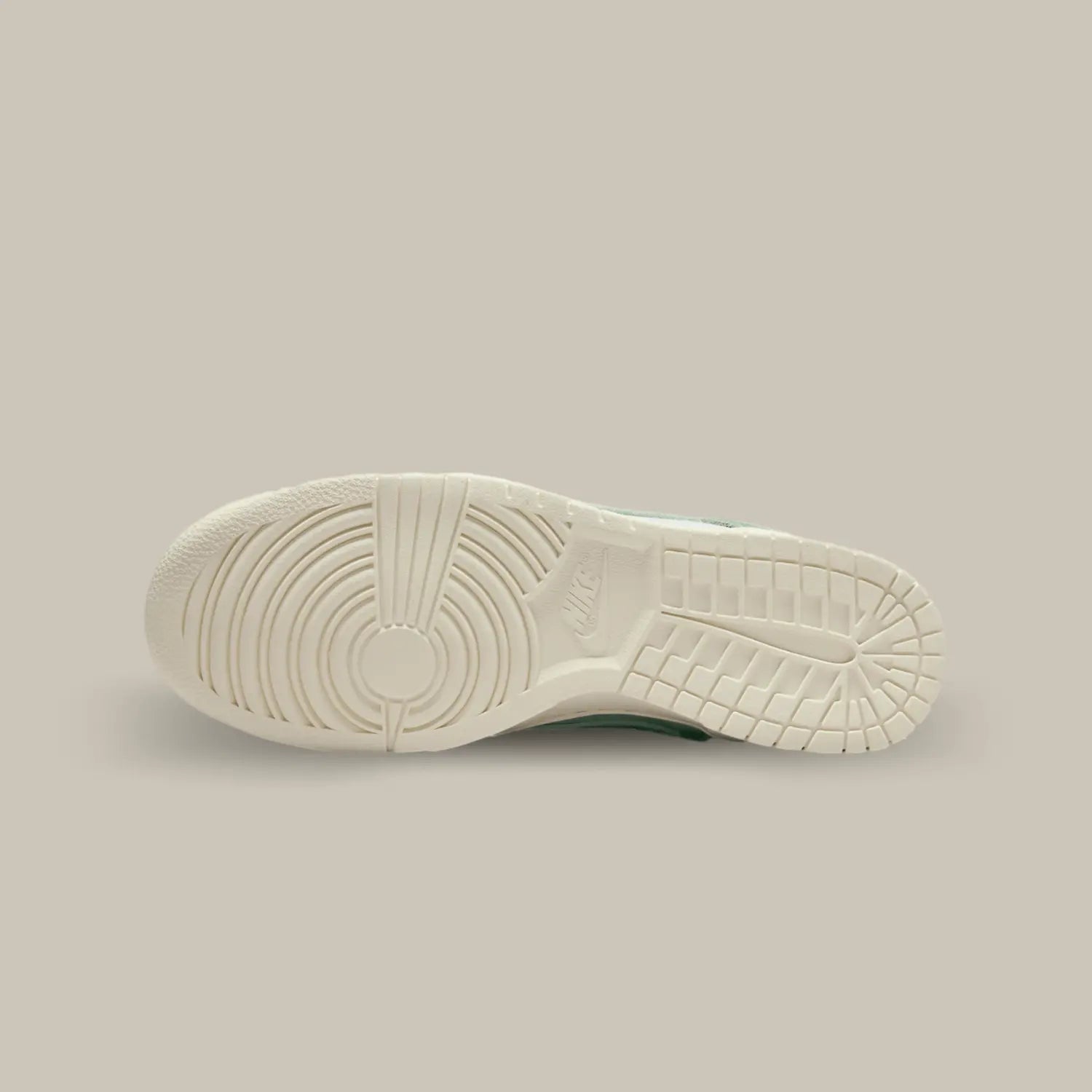 La semelle de la Nike Dunk Low Mica Green de couleur blanche.