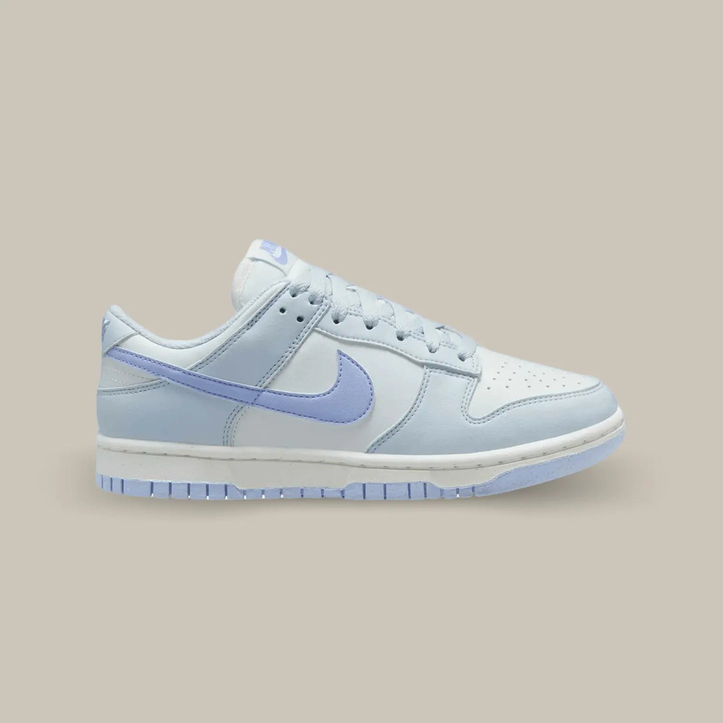 La Nike Dunk Low Next Nature Blue Tint de coté avec sa couleur blanc et bleu clair.