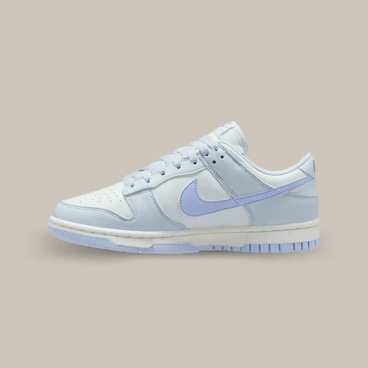 La Nike Dunk Low Next Nature Blue Tint de coté avec sa couleur blanc et bleu clair.