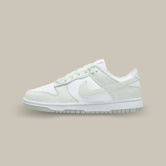 La Nike Dunk Low Next Nature White Mint de coté avec sa tige en cuir blanc recyclé qui se voit rehaussée par des empiècements en cuir craquelé de couleur vert pastel.