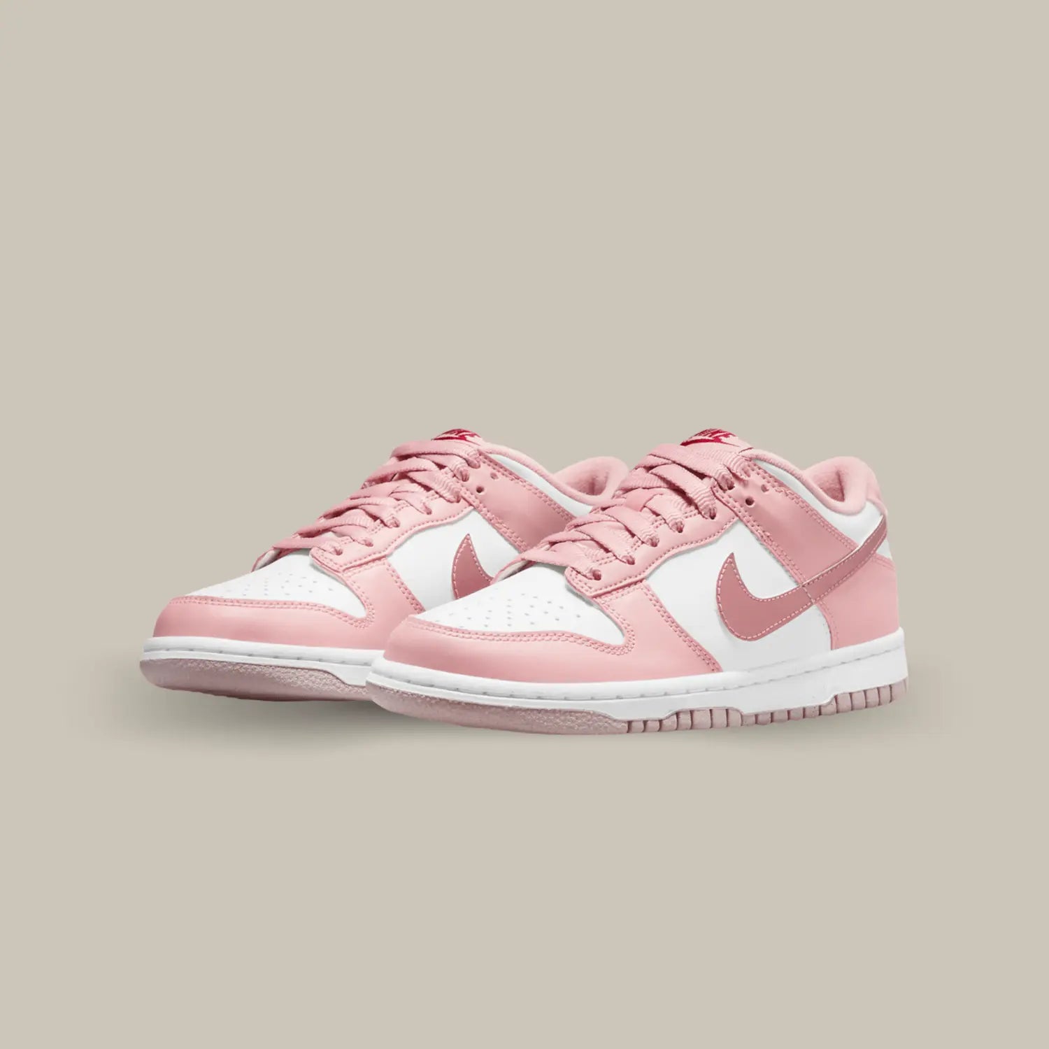 La Nike Dunk Low Pink Velvet affiche une empeigne en cuir lisse blanc, couplée à superpositions en cuir rose clair.