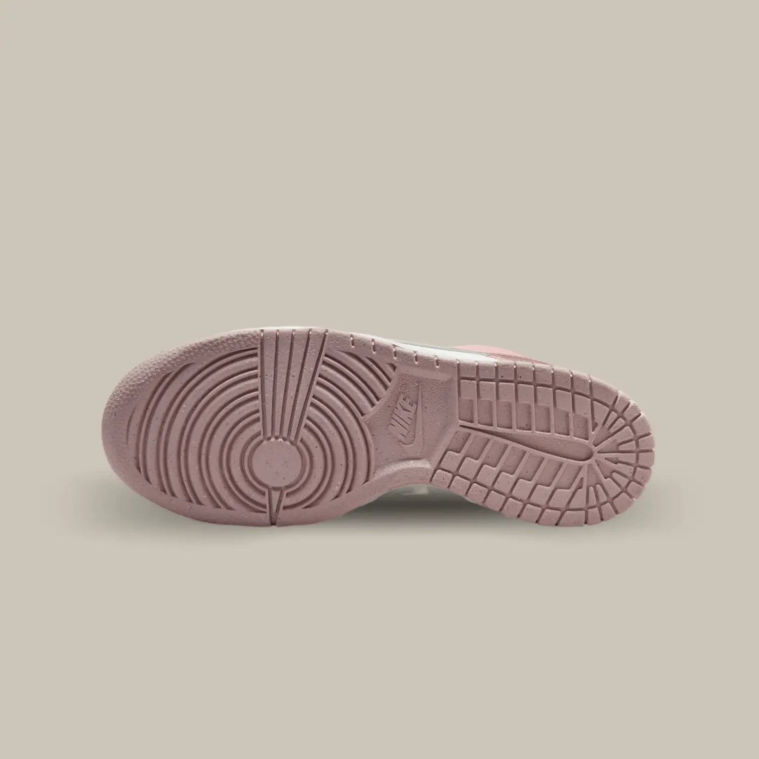 La semelle de la Nike Dunk Low Pink Velvet de couleur rose.