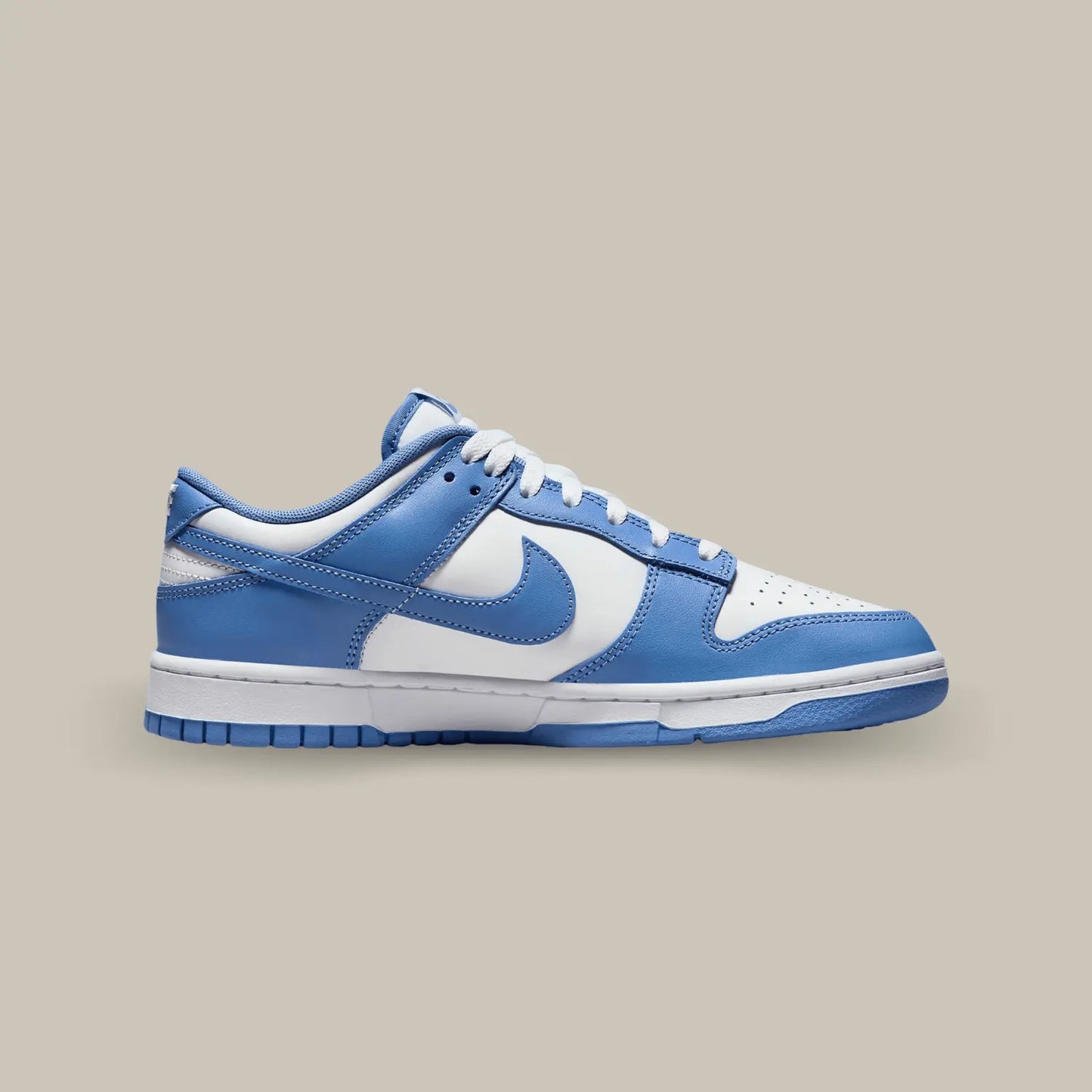 La Nike Dunk Low Polar Blue vue de coté de couleur bleu ciel et blanc.