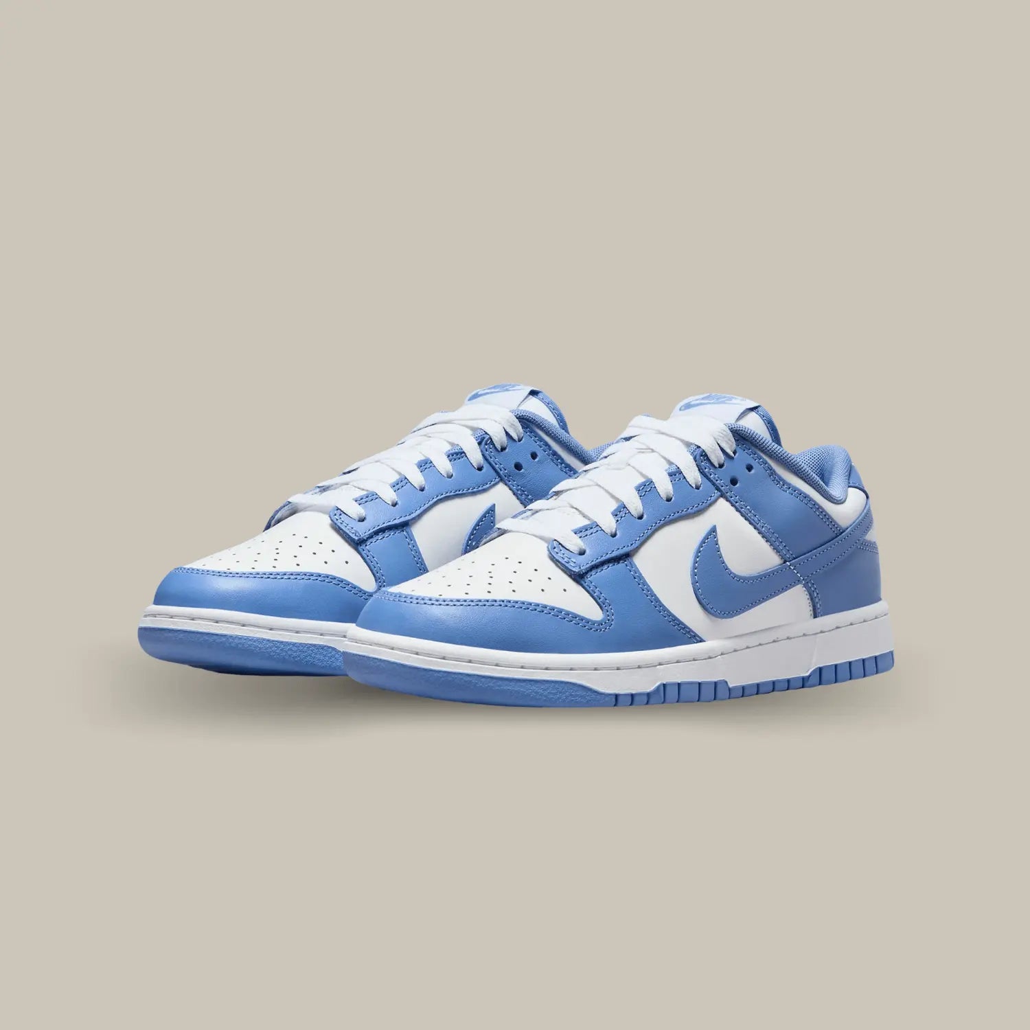 La Nike Dunk Low Polar Blue possède une base en cuir blanc avec des apiécements en cuir bleu ciel. On retrouve un swoosh de même couleur pour compléter le coloris efficace de cette paire.