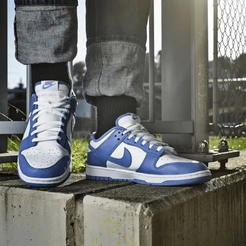 La Nike Dunk Low Polar Blue portée avec un jean noir.