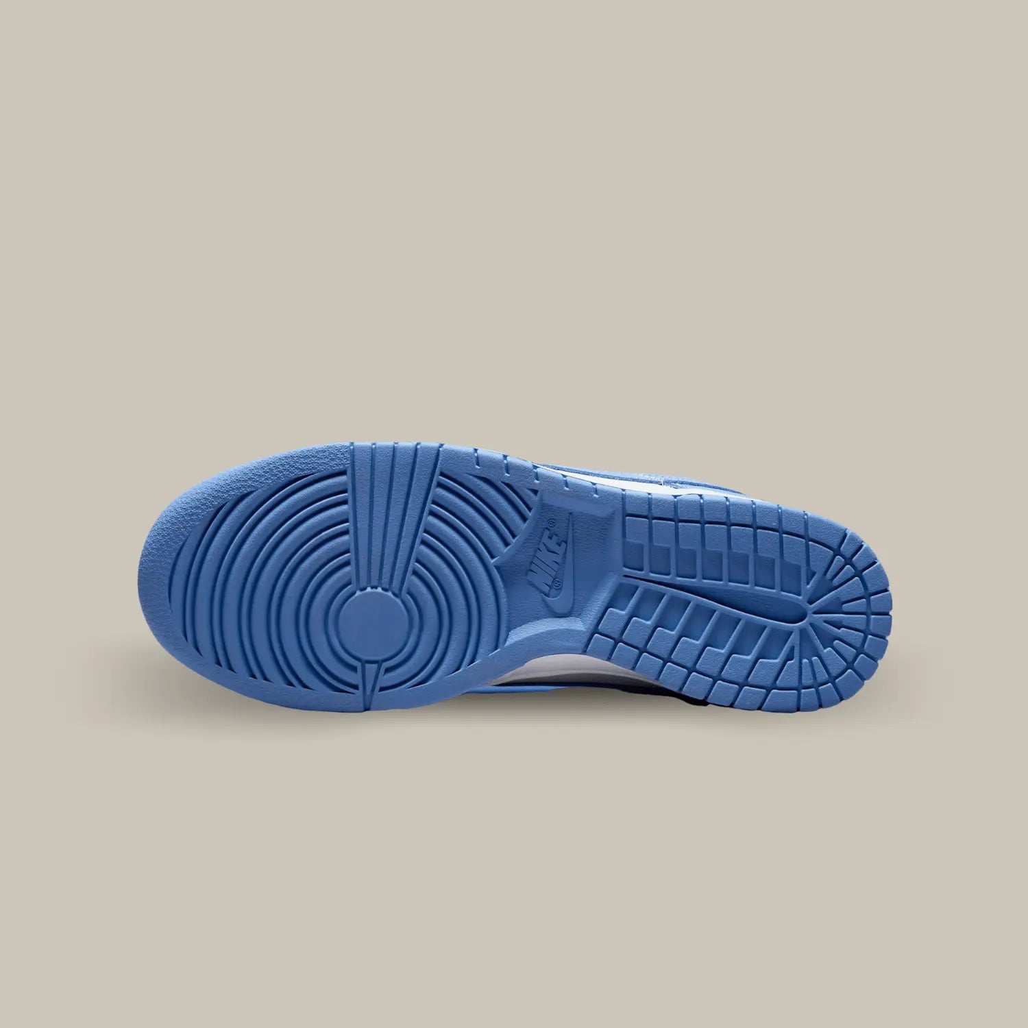 La semelle de la Nike Dunk Low Polar Blue de couleur bleu.