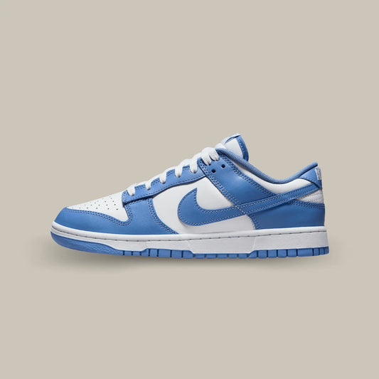 La Nike Dunk Low Polar Blue vue de coté de couleur bleu ciel et blanc.